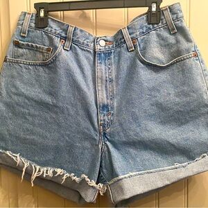 SIZE 36. (US size 14) Custom made Levi Vintage Highwaisted Shorts, denim